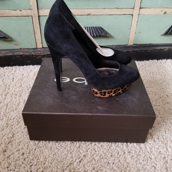 Bebe Veronica Leopard Heels - Picture 4 of 7